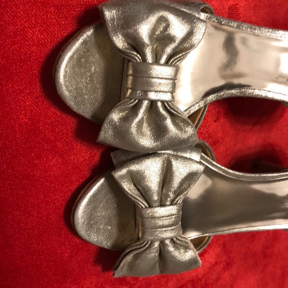 Badgley Mischka Bow Peep Toe Pump - Picture 6 of 6